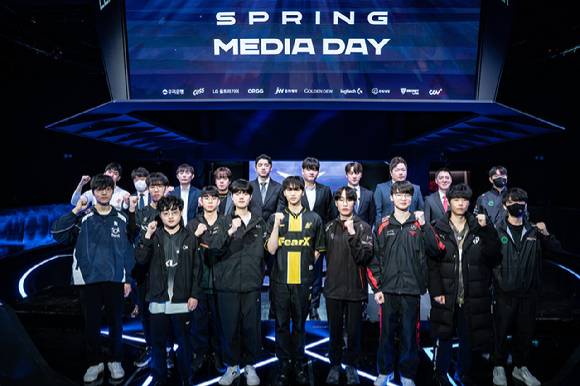 2024 LCK 스프링이 17일 개막한다. 사진은 지난 10일 열린 2024 LCK 스프링 미디어데이에 참석한 LCK 10개 팀 감독과 대표 선수들. [사진=LCK]