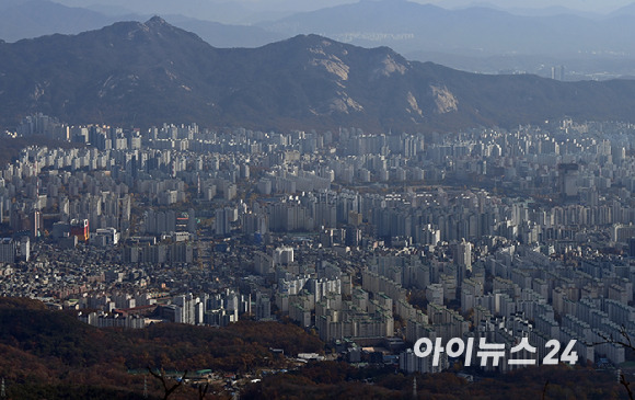 지방 건설사를 중심으로 태영건설의 워크아웃(기업 개선 작업) 신청으로 촉발된 유동성 위기가 고조되고 있다. 사진은 서울 아파트 전경. [사진=김성진 기자]