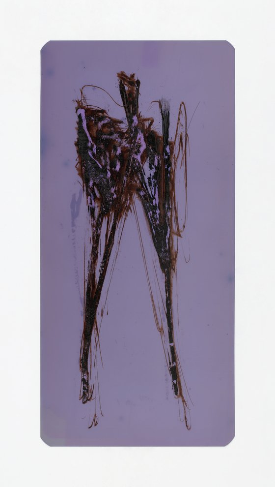 정현, 〈무제〉, 2003, X-ray 필름에 콜타르, 30x14.3㎝. 석유를 정제하고 남은 찌꺼기인 콜타르가 내는 검정색이 은근해, 버려진 X선 필름 위에 그어 사람을 그렸다. 사진 임장활