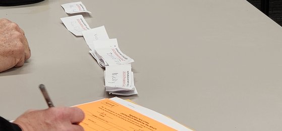 15일(현지시간) 아이오와의 주도 디모인의 한 투표소에서 주민들이 직접 손으로 적은 투표용지를 후보자별로 분류해 놨다. 강태화 특파원