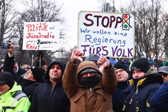 독일 농민 시위대가 "(신호등 연정은) 멈춰서라! 우리는 국민을 위한 정부를 원한다"는 팻말을 들고 거리 시위를 벌이고 있다. EPA=연합뉴스