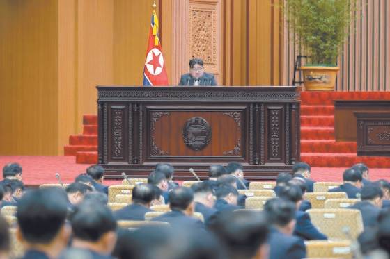 김정은 북한 국무위원장이 15일 최고인민회의에서 시정연설을 하고 있다. 노동신문