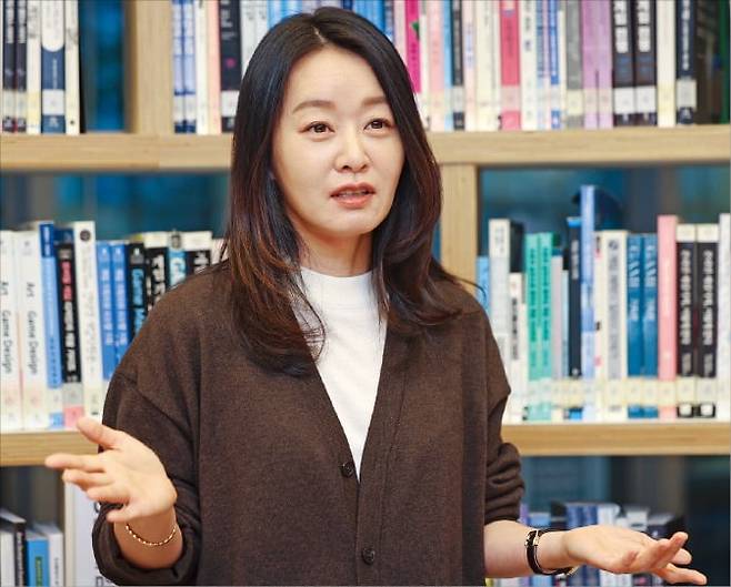 윤송이 엔씨소프트 사장이 인공지능(AI) 윤리에 관해 설명하고 있다. /이솔 기자