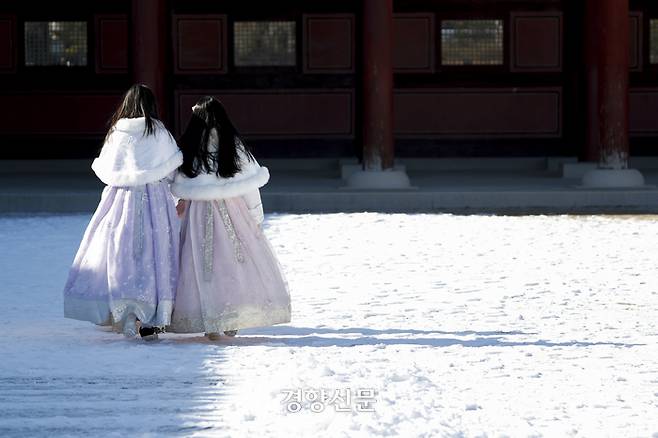 중부지방을 중심으로 낮 기온이 영하로 떨어졌던 지난 7일 서울 종로구 경복궁에서 방한용품을 착용한 관광객들이 궁궐을 관람하고 있다. 2024.01.07 문재원 기자