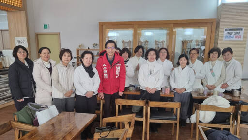 방문규 국민의힘 수원병 국회의원 예비후보가 수원 봉녕사에서 신도들과 기념 사진을 촬영하고 있다. 방문규 예비후보 제공