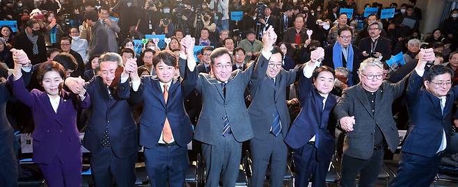 ▲더불어민주당을 탈당한 이낙연 전 대표가 16일 오후 서울 동작구 서울여성플라자에서 열린 새로운미래 출범식에서 참석자들과 함께 기념촬영을 하고 있다. ⓒ연합뉴스