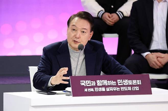 President Yoon Suk Yeol attends a policy debate to discuss ways to improve people’s livelihoods through semiconductor-related sectors. [Photo by Lee Seung-hwan]