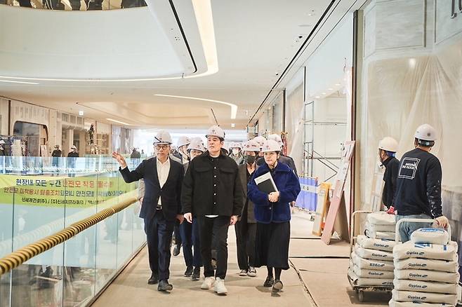 Shinsegae Group Vice Chairman Chung Yong-jin visits to the Starfield Suwon construction site. [Courtesy of Shinsegae Group]