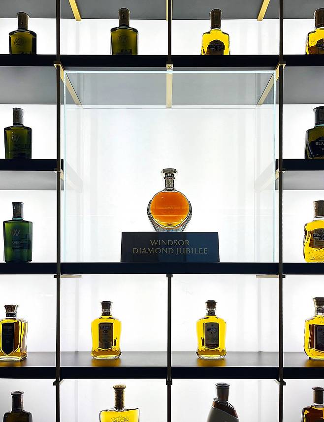 BGF리테일이 운영하는 편의점 CU가 설을 맞아 알뜰 상품부터 초고가 프리미엄 제품까지 총 50여 개 카테고리에서 설 선물세트 600여 종의 판매를 시작한다고 16일 밝혔다. 눈에 띄는 제품은 초고가 위스키다. 블렌디드 스카치 위스키 '윈저 다이아몬드 주빌리'의 가격은 무려 5억원이다. 위스키 종주국 영국 왕실에 납품하는 '로열 로크나가'와 '글렌누리 로열' 양조장의 희귀 원액을 블렌딩한 최고급 위스키다.  CU