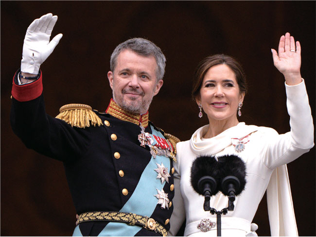 지난 14일 프레데리크 10세(왼쪽) 덴마크 국왕이 즉위 후 메리 왕비와 함께 코펜하겐 크리스티안보르 궁전 발코니에서 시민들에게 손을 흔들고 있다.  EPA 연합뉴스