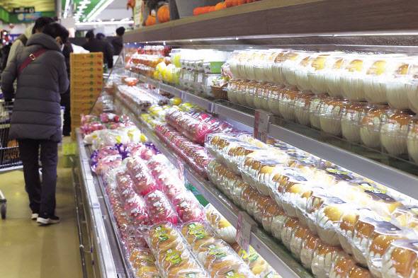 사과와 배 등 과일값이 최근 급등하면서 명절을 앞둔 시민들의 고민이 커지고 있다. 사진은 서울의 한 대형마트에서 시민이 과일을 고르는 모습 [연합]