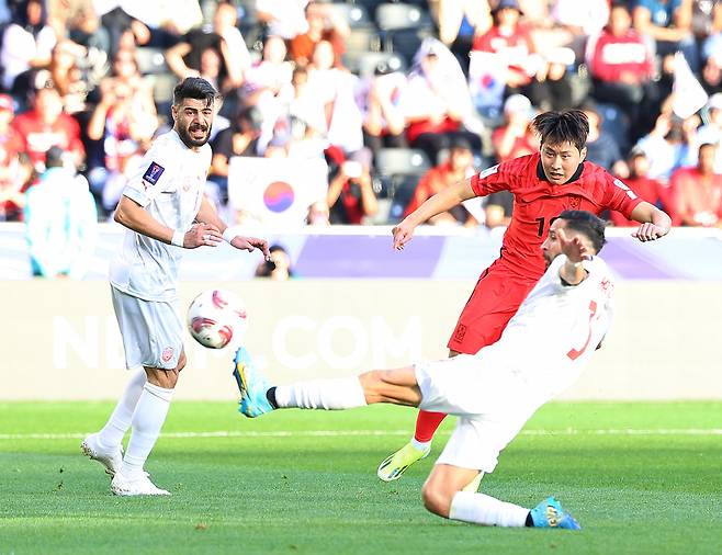 지난 15일(현지시간) 카타르 도하 자심 빈 하마드 스타디움에서 열린 2023 아시아축구연맹(AFC) 아시안컵 조별리그 E조 한국과 바레인의 경기. 후반전 이강인이 추가골을 넣고 있다. [연합]