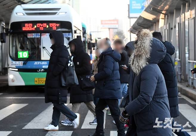 서울 여의도에서 직장인들이 출근길을 재촉하고 있다. 황진환 기자