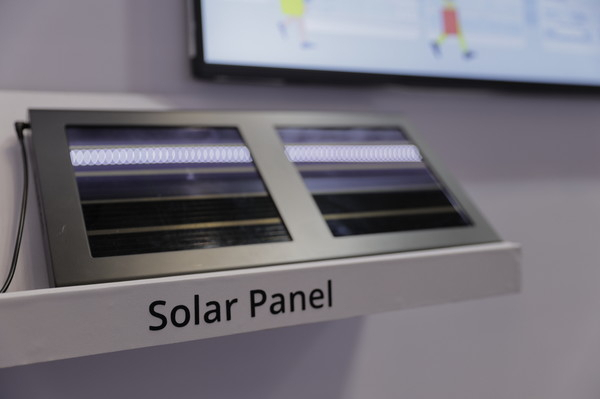 솔루엠과 유니테스트가 개발한 태양전지 내장형 전자가격표시기(ESL). 사진 제공=솔루엠