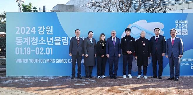 16일 서울 송파구 올림픽공원에서 2024 체육인대회에 앞서 고위층들이 기념사진을 찍고 있다. 왼쪽부터 조현재 서울올림픽기념국민체육진흥공단 이사장, 골프 박인비, 쇼트트랙 김길리, 토마스 바흐 국제올림픽위원회(IOC) 위원장, 양궁 김제덕, 김정길 전 대한체육회장, 장상윤 대통령실 사회수석, 이기흥 대한체육회장. 연합뉴스