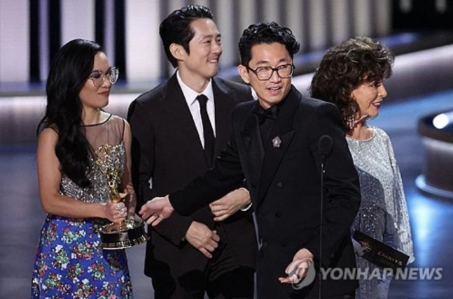 에미상 쓸어담은 ‘성난 사람들’ 을 연출한 한국계 미국인 감독 이성진(왼쪽에서 세번쨰). 연합뉴스