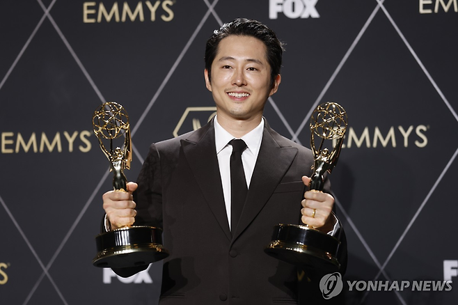 제75회 프라임타임 에미상 시상식에서 미니시리즈·TV영화(Limited Or Anthology Series Or Movie) 부문 남우주연상을 수상한 스티븐 연. 연합뉴스 제공.