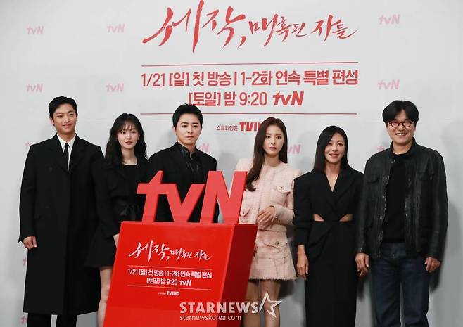 배우 이신영, 박예영, 조정석, 신세경, 장영남, 이규회가 16일 오후 서울 구로구 라마다 호텔에서 진행된 tvN 새 드라마 '세작, 매혹된 자들' 제작발표회에 참석해 포즈를 취하고 있다.  높은 자리에 있지만 마음은 비천한 임금 이인과 그를 무너뜨리기 위해 세작(첩자)이 된 여인의 잔혹한 운명을 그린 이야기 '세작, 매혹된 자들'은 오는 21일 1, 2부가 첫 방송된다. /2024.01.16 /사진=이동훈