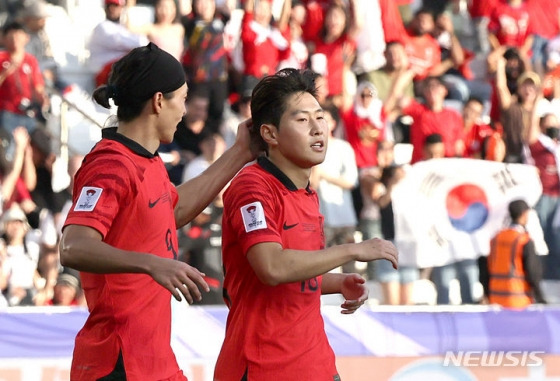 이강인(오른쪽)이 15일(한국시각) 카타르 도하 자심 빈 하마드 스타디움에서 열린 2023 아시아축구연맹(AFC) 카타르 아시안컵 E조 조별리그 1차전 대한민국과 바레인의 경기에서 득점 후 기뻐하고 있다. /사진=뉴시스