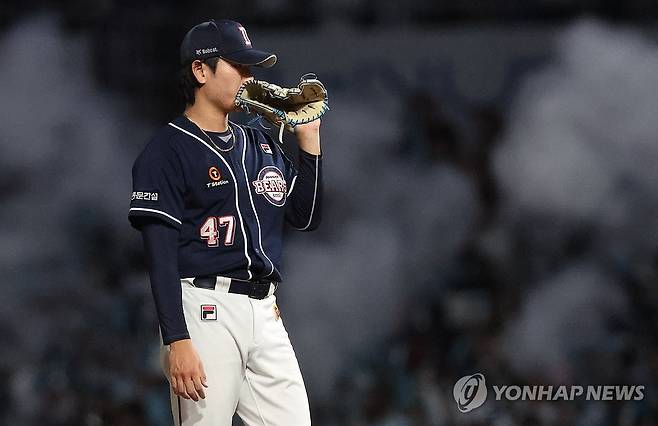 두산 곽빈, NC에 연속 홈런 허용 (창원=연합뉴스) 김동민 기자 = 19일 경남 창원NC파크에서 열린 '2023 신한은행 SOL KBO리그' 와일드카드 결정 1차전 NC 다이노스와 두산 베어스의 경기. 4회 말 2사 상황 NC 7번 서호철과 8번 김형준에게 각 만루홈런과 1점 홈런을 허용한 두산 선발 곽빈이 두 번째 홈런 허용 후 글러브로 얼굴을 가리고 있다. 2023.10.19 image@yna.co.kr