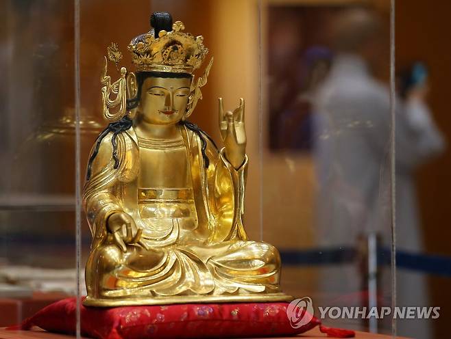 '정방사 목조관음보살좌상' 2014년 열린 '다시 찾은 성보전'에서 전시된 모습 [연합뉴스 자료사진]