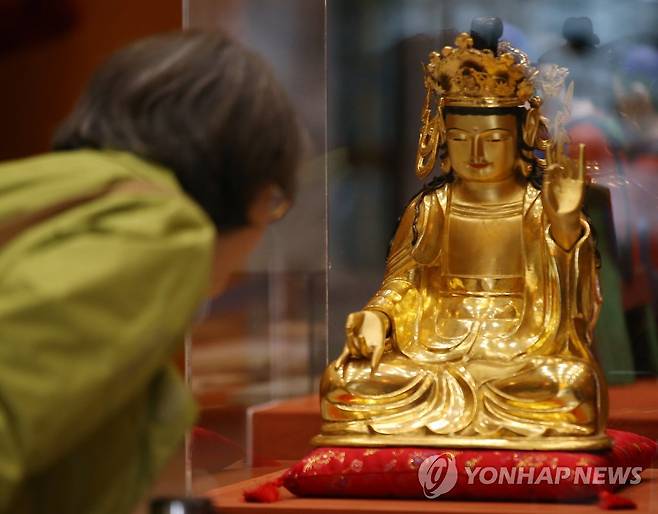 제천 정방사 목조관음보살좌상 2014년 열린 '다시 찾은 성보전'에서 전시된 모습 [연합뉴스 자료사진]