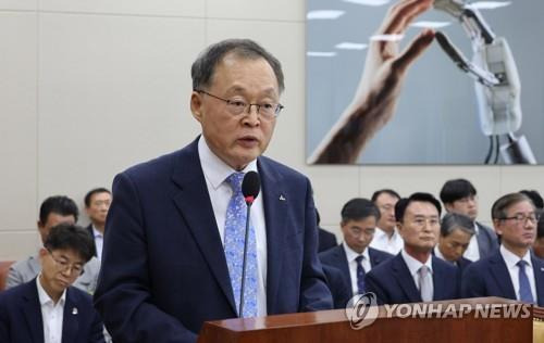 업무보고하는 이상률 한국항공우주연구원 원장 
    (서울=연합뉴스) 하사헌 기자 = 이상률 한국항공우주연구원 원장이 27일 오전 서울 여의도 국회에서 열린 과학기술정보방송통신위원회 전체회의에서 업무보고하고 있다. 2023.7.27
    toadboy@yna.co.kr
(끝)