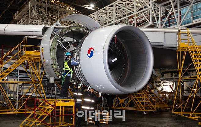 대한항공 정비사들이 B747F 화물기의 엔진을 점검하고 있다.(사진=대한항공)