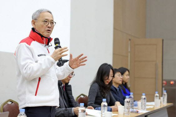 유인촌 문화체육관광부 장관이 17일 세종 정부세종컨벤션센터에서 열린 2024년 지역 문화예술 정책사업 및 로컬100 설명회에 참석해 축사를 하고 있다.(사진=문화체육관광부 제공)