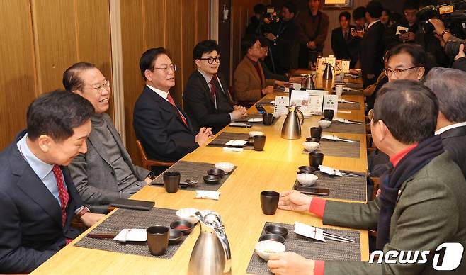 한동훈 국민의힘 비상대책위원장이 17일 서울 여의도 한 식당에서 4선 이상 의원들과 오찬을 갖기에 앞서 환담하고 있다. (공동취재) 2024.1.17/뉴스1 ⓒ News1 안은나 기자