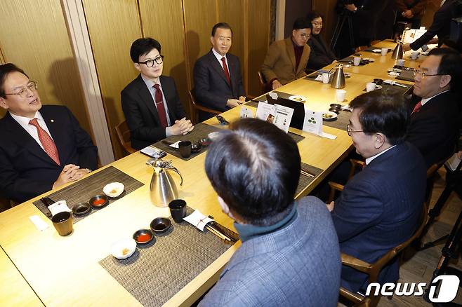 한동훈 국민의힘 비상대책위원장이 17일 오전 서울 영등포구 콘래드서울 호텔의 한 식당에서 4·5선 중진 의원 오찬 간담회를 하고 있다. (공동취재) 2024.1.17/뉴스1 ⓒ News1 안은나 기자