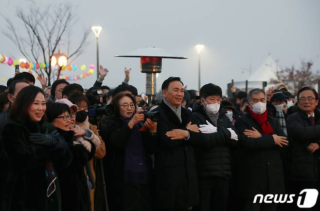 조성명 강남구청장(오른쪽 네번째)이 지난 1일 .2024 해맞이 행사에서 구민들과 함께 새해를 맞이하는 모습. (강남구 제공) 2024.1.1/뉴스1