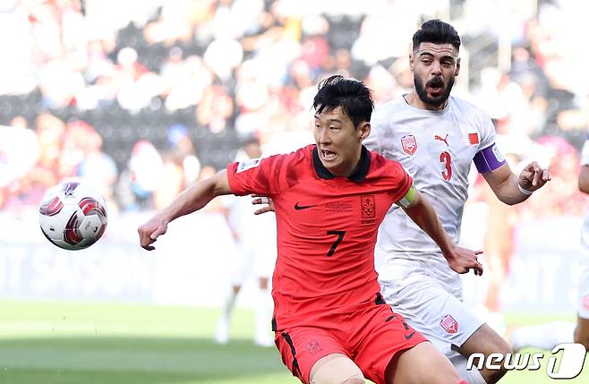 대한민국 축구대표팀 손흥민이 15일(현지시간) 카타르 도하 자심 빈 하마드 스타디움에서 열린 2023 아시아축구연맹(AFC) 카타르 아시안컵 조별리그 E조 대한민국과 바레인의 경기에서 돌파하고 있다. 2024.1.15/뉴스1 ⓒ News1 김성진 기자