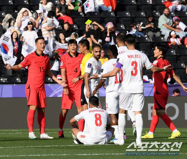 15일(현지시간) 카타르 도하 자심 빈 하마드 스타디움에서 열린 2023 아시아축구연맹(AFC) 카타르 아시안컵 대한민국과 바레인의 경기. 김민재가 옐로카드를 받고 있다. 도하(카타르)=박재만 기자 pjm@sportschosun.com/2023.01.15/