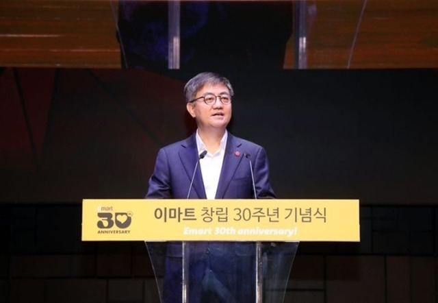 지난 11월 9일 서울 중구 신세계그룹 도심 연수원에서 열린 이마트 30주년 기념식에서 한채양 대표가 발표하고 있다. /이마트