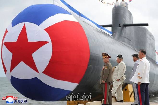 지난해 북한이 김정은 국무위원장 참석하에 '전술핵공격잠수함'인 '김군옥영웅함' 진수식을 진행하는 모습(자료사진) ⓒ조선중앙통신