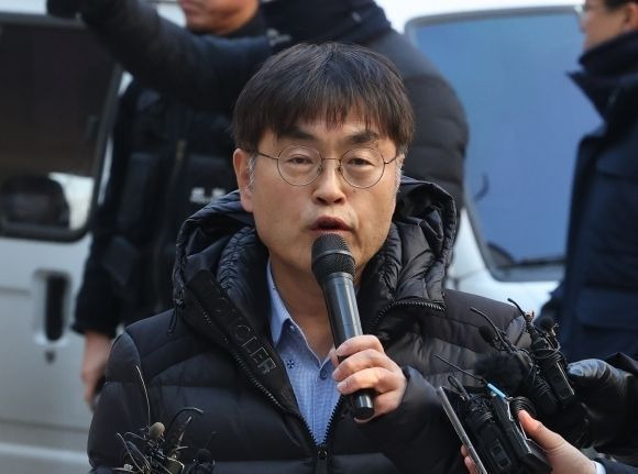 '시민언론 더탐사' 강진구 전 대표가 지난해 2월 22일 오전 서울 서초구 서울중앙지법에서 구속영장실질심사를 받기에 앞서 구속 수사의 부당함을 주장하고 있다.ⓒ연합뉴스