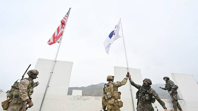 육군은 23∼27일 강원 인제군 육군과학화전투훈련단에서 제1회 국제 과학화전투 경연대회를 진행했다. 한국, 미국, 영국, 
우즈베키스탄, 캄보디아 등 5개국 300여 명의 장병이 참가했다. 사진은 경연대회에 참석한 한미 연합TF 장병들이 목표 건물을 
확보한 후 태극기와 성조기를 함께 게양하는 모습. 육군 제공