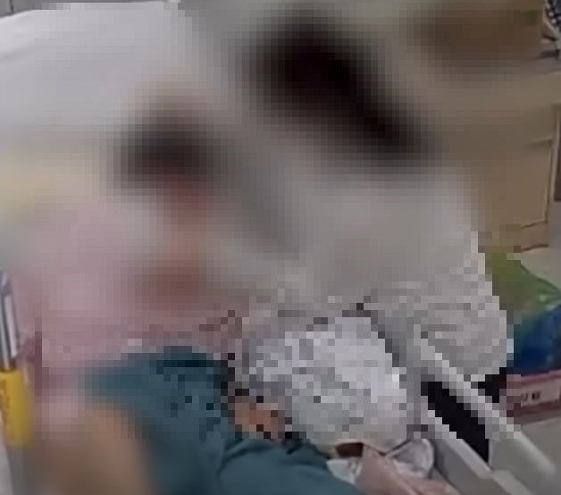 1인 입원실에 입원한 B 씨(60대)를 폭행하는 간병인 A 씨. SBS 유튜브 캡처