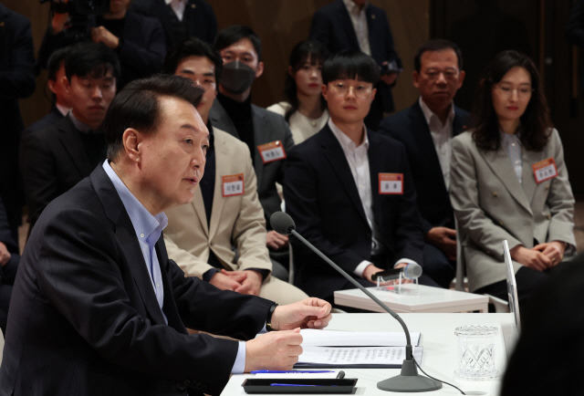 윤석열 대통령이 17일 서울 여의도 한국거래소에서 열린 '국민과 함께하는 민생토론회 - 네번째, 상생의 금융, 기회의 사다리 확대'에서 발언하고 있다. 연합뉴스