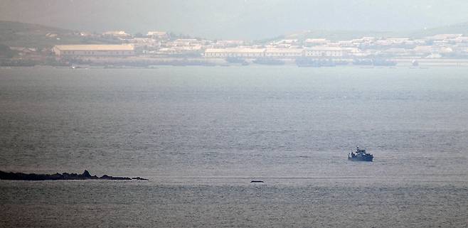 인천 옹진군 연평도 망향전망대에서 바라본 북한 황해남도 앞 해안에 북측 선박이 항해하고 있다. (ⓒ뉴스1, 무단 전재-재배포 금지)