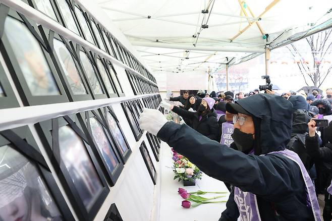 10·29 이태원 참사 유가족이 17일 오후 서울 중구 10·29 이태원 참사 희생자 합동분향소에서 영정사진을 꺼내고 있다. 백소아 기자