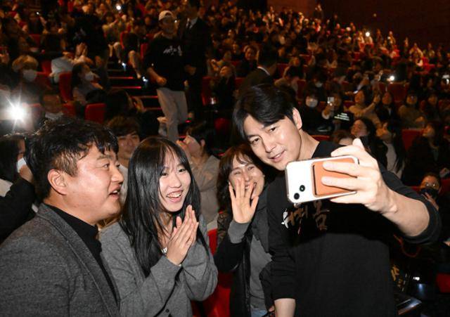 정우성이 지난달 17일 광주 서구 CGV광주터미널점에서 열린 영화 '서울의 봄' 무대 인사에서 관객들과 사진을 찍고 있다. 뉴시스