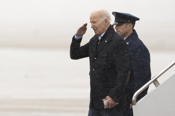 15일(현지시간) 조 바이든 미국 대통령이 메릴랜드 앤드루스 공군기지에 착륙한 대통령전용기 에어포스원에서 내려 경계를 하고 있다. 이날 바이든 대통령은 필라델피아에서 열린 푸드뱅크 행사에 참여했다. AP=연합뉴스