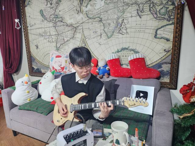 ▲ 인터뷰 현장에서 베토벤 교향곡 9번 ‘합창’을 연주하고 있는 모습.