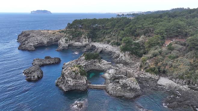 지난 3일 오전 제주 서귀포시 서홍동 황우지 해안을 찾은 관광객들 (연합뉴스)