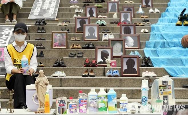 서울역 앞에서 열린 전국동시다발 가습기살균제 참사 12주기 캠페인 및 기자회견에 피해자들의 유품이 놓여져 있다. 사진=박효상 기자
