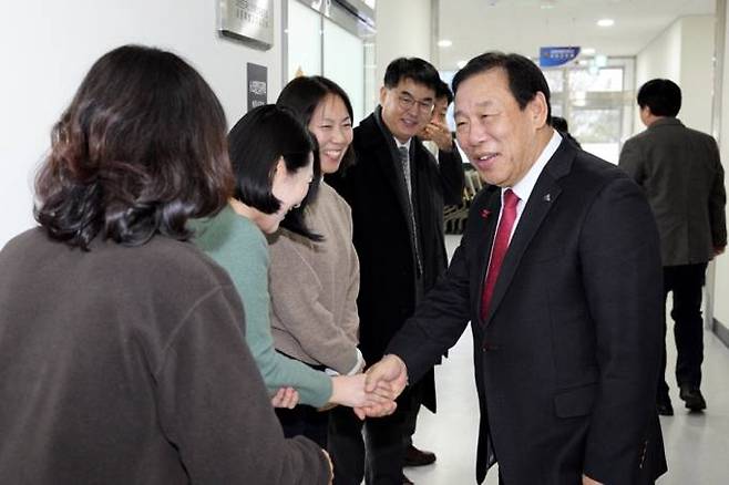 17일 세종보훈회관을 찾아가 직원들을 격려하는 최민호 세종시장. 세종시