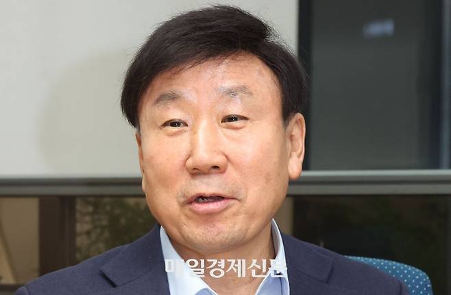 황성보 경남 동창원농협 조합장이 매일경제와 인터뷰에서 답하고 있다.[이승환기자]