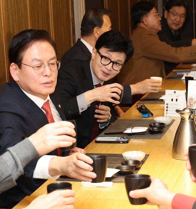 국민의힘 한동훈 비상대책위원장과 4선·5선 중진 의원들이 17일 오후 서울 여의도 한식당에서 오찬 간담회 전 물잔으로 건배하고 있다. [사진출처 = 연합뉴스]